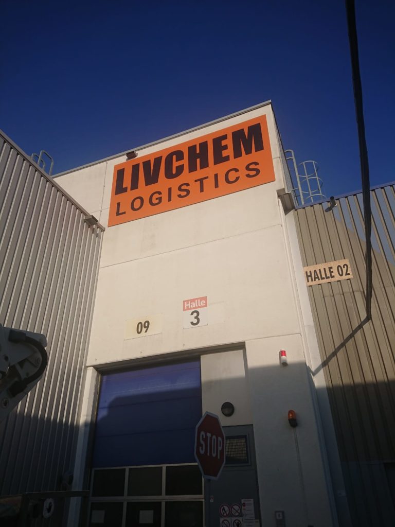 Orangenes Fassadenschild für LIVCHEM Logistics