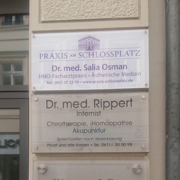Praxisschild Druck für eine Arztpraxis in Wiesbaden