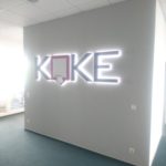 Koke 3D Buchstaben hinterbeleuchtet an einer Wand