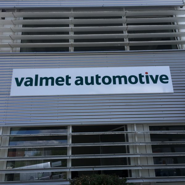 Schild an Blechfassade für Valmet