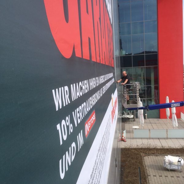 Montage von Fassadenbannern für Möbel Martin aus Mainz
