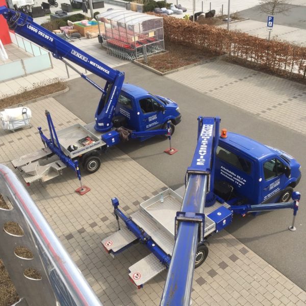 Montage von Fassadenbannern für Möbel Martin aus Mainz