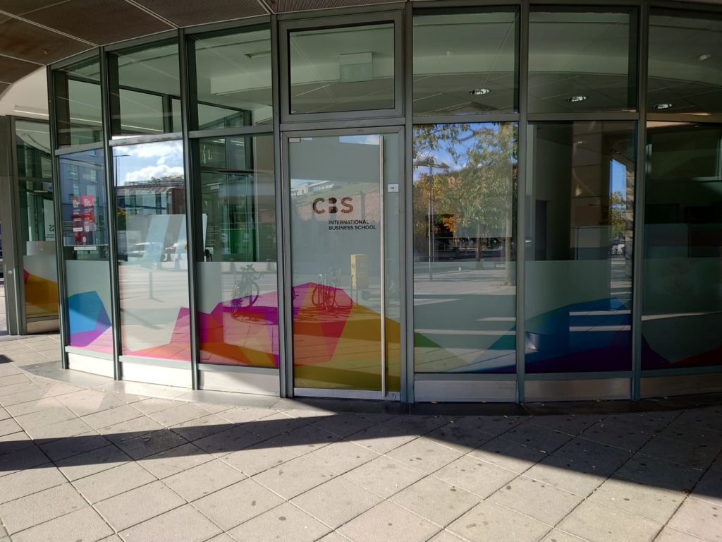 Schaufesnterwerbung für Management-Schule in Mainz - Blick von außen nah